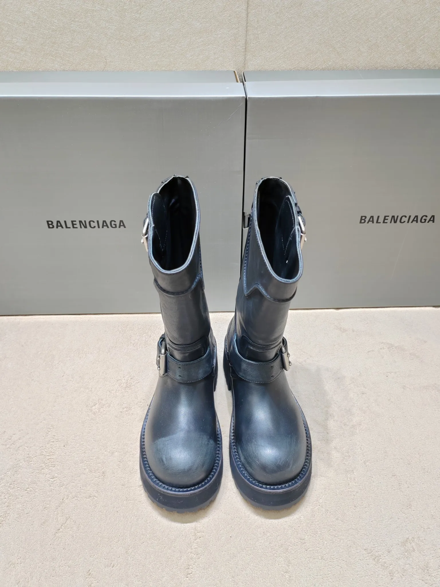 👟👟Ex-factory price 1020👟👟 Balenciaga Balenciaga 25FWVenom Couple Style High Boots Mid-calf boots Please look for the high version. This design is unique with straps and belt elements as highlights. Not only can the boots be firmly attached to the foot, but the tightness can also be adjusted at will. In terms of details, the brand's iconic distressed hardware is used throughout. Cleverly creating a retro wear effect, highlighting individual attitude and matching with thick toothed rubber soles, it not only ensures wearing comfort, but also strengthens the overall sense of fashion and recognition. Venom high boots are undoubtedly a fashion item not to be missed this season. They will add unique charm to fashion lovers' outfits and lead a new round of fashion. Boot height is 270mm. The upper layer of cowhide is distressed. The lining is water-dyed cowhide. Outsole height is 5CM. Original open-molded leather welt combination outsole. Size: 35-40 (custom-made size 40 cannot be returned or exchanged)